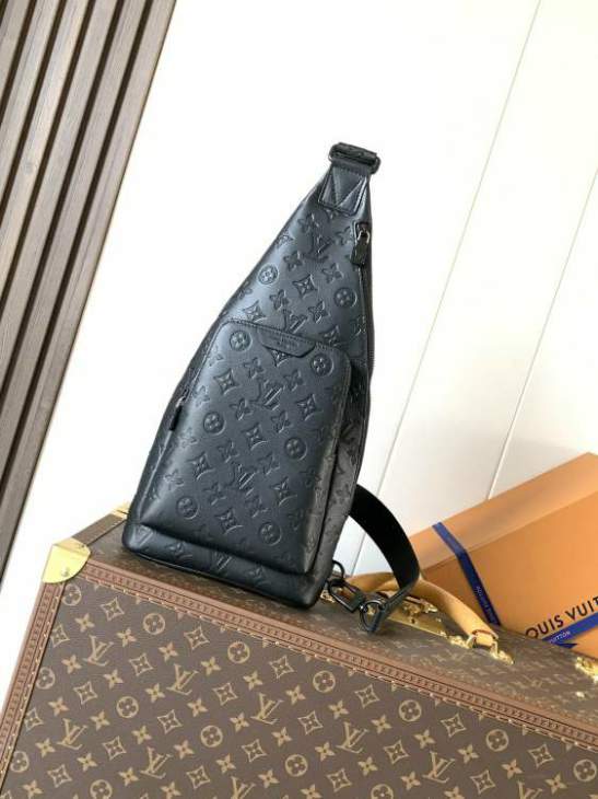 Picture of Louis Vuitton Mens Bags _SKUfw220856241fw